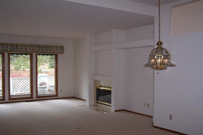 Building Photo - 60713 Willow Creek Loop