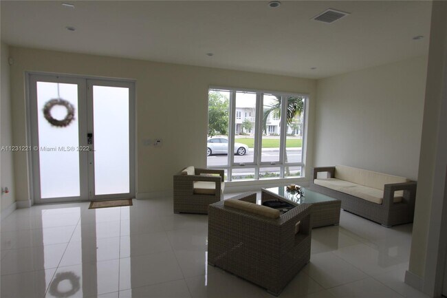 Foto del edificio - 6420 NW 104th Path