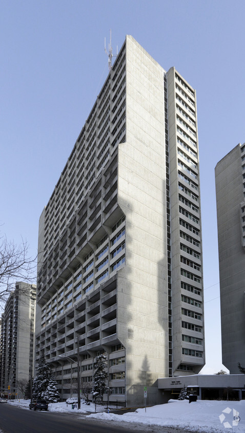 Building Photo - Queen Elizabeth Towers A