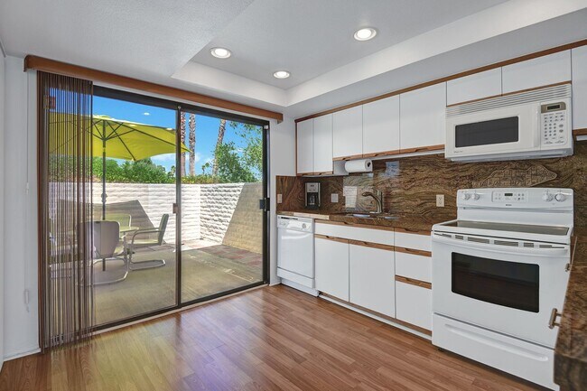 Foto del edificio - AVAILABLE NOW! 2 Bed 2 Bath Condo in Palm ...