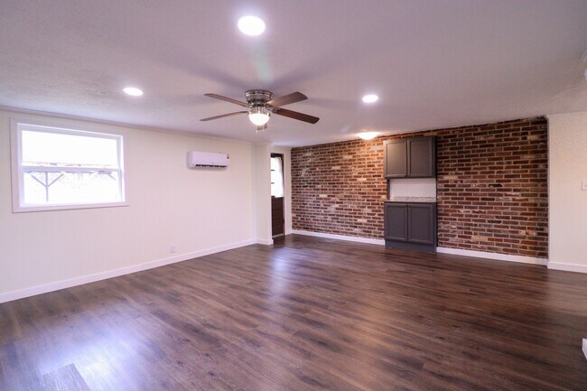 Building Photo - 135 Quincy Parlier Rd