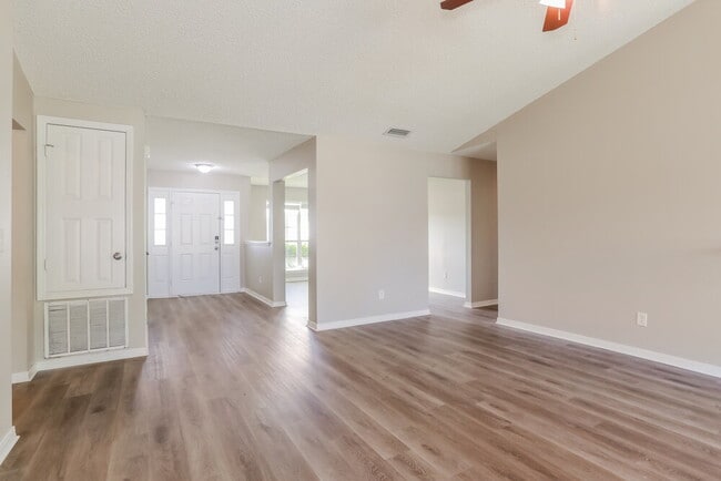 Building Photo - 2700 Taylor Hill Dr