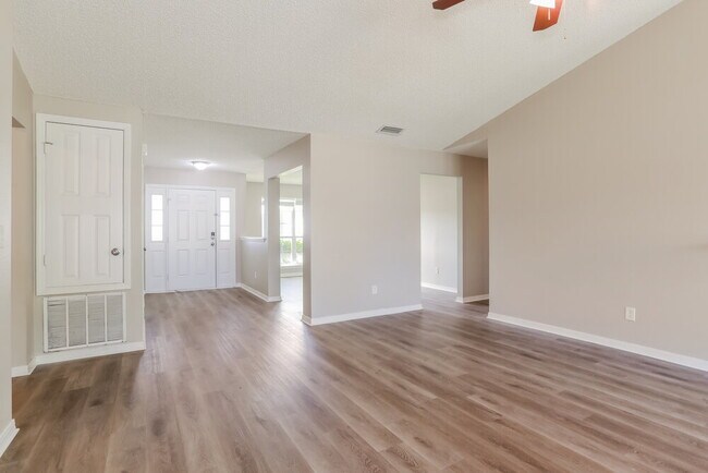 Foto del edificio - 2700 Taylor Hill Dr