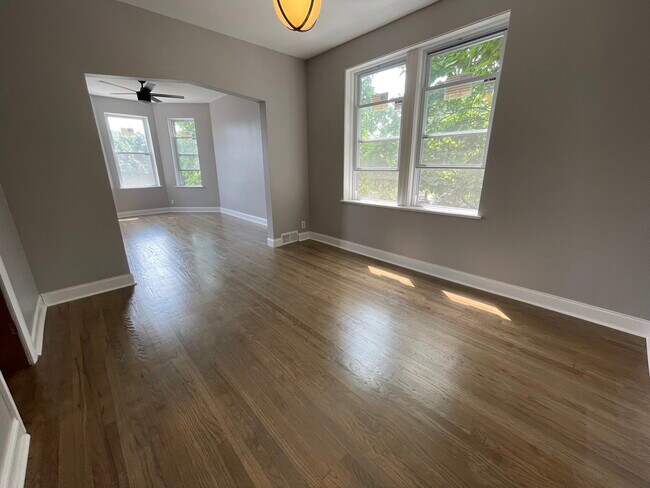 Foto del edificio - 4858 W Warwick Ave