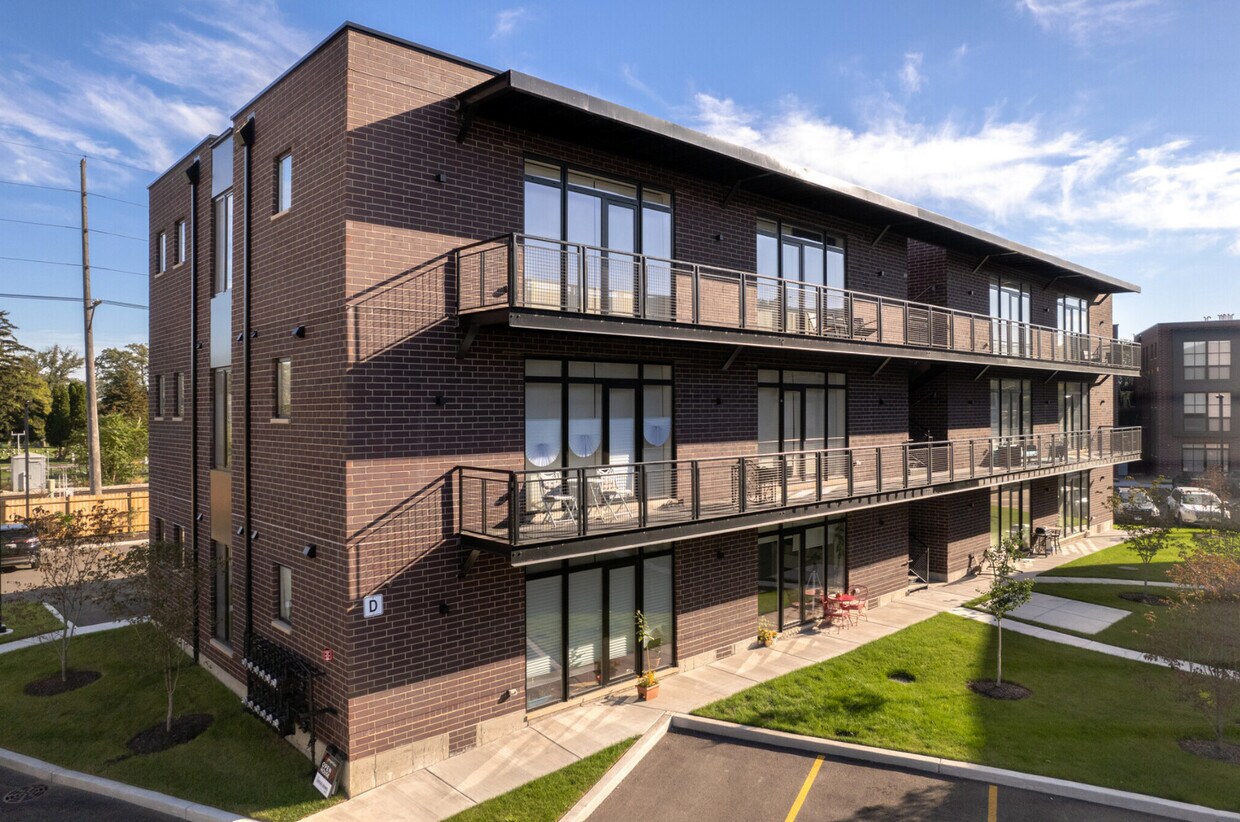 Foto principal - 8340 Center St