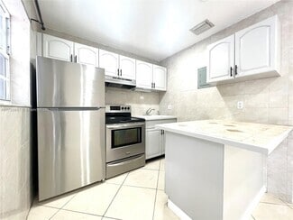 Building Photo - 731 SW 14th Ave