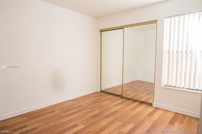 Foto del edificio - 2 br, 2 bath Condo - 1900 S University Dr