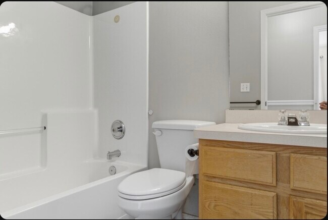 Building Photo - 909-1520 1520 N Cir