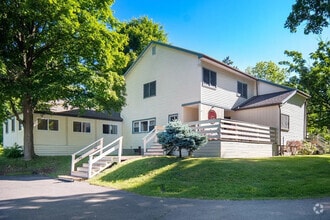 Building Photo - 572 Warren Rd