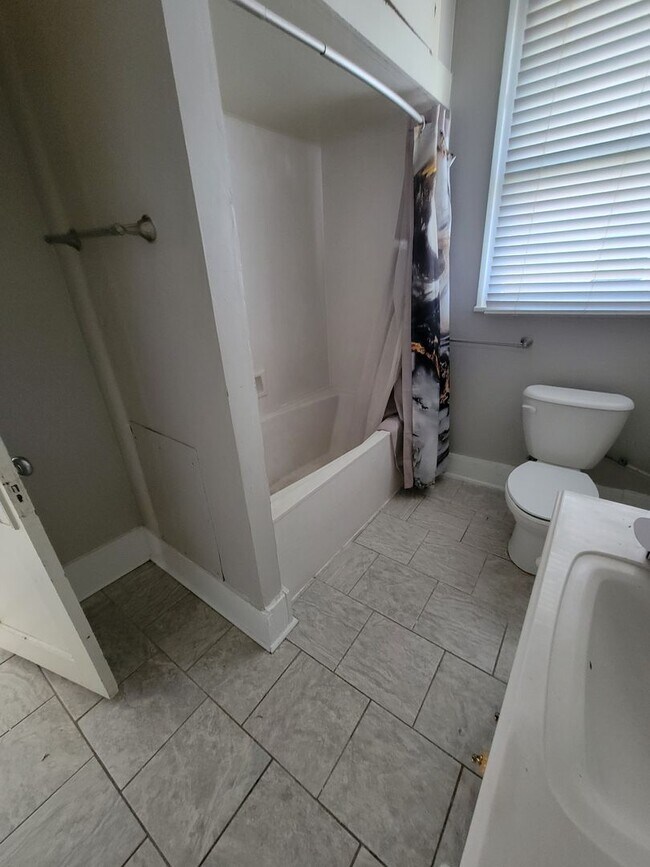 Building Photo - Fairfield Historic District - 1 Bed 1 Bath Apartment - Appliances included!