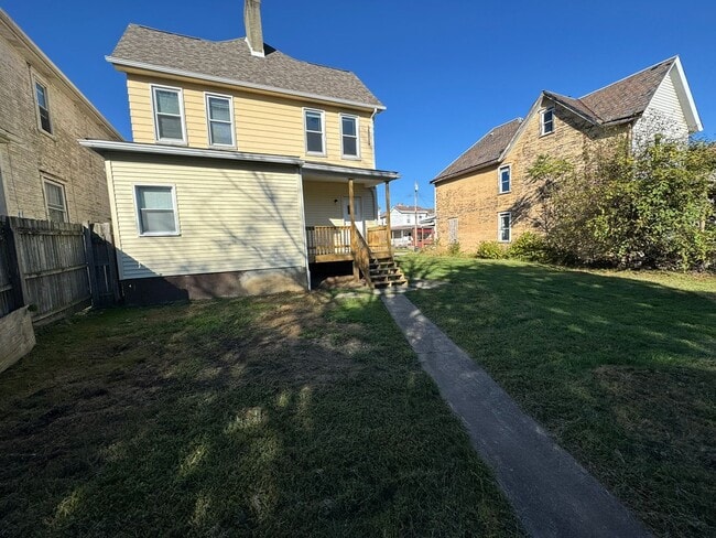 Foto del edificio - Enormous Completely Updated 4-Bedroom 1-Bath House w/ Flat Yard!!!