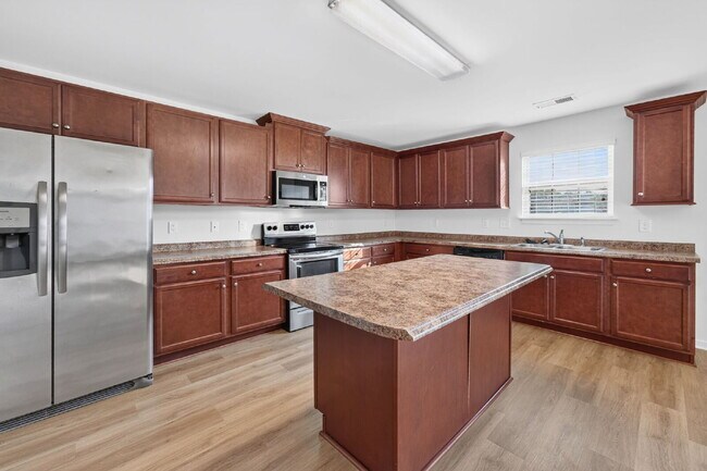 Foto del edificio - Expansive 4-bedroom, 3.5-bathroom single-family home boasts 3,150 sq. ft.