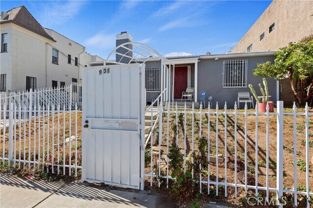 Building Photo - 901 N Alexandria Ave