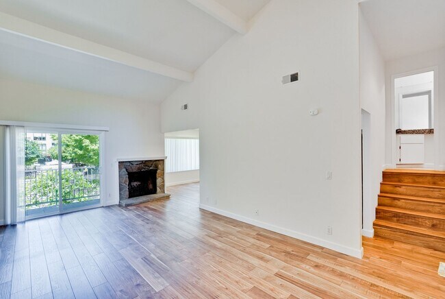 Building Photo - Santa Clara/Must See Stunning Tri-level 2/2.5 Townhome !
