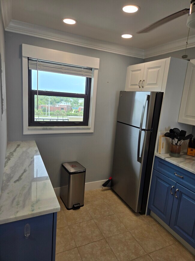 Building Photo - 9490 S Ocean Dr