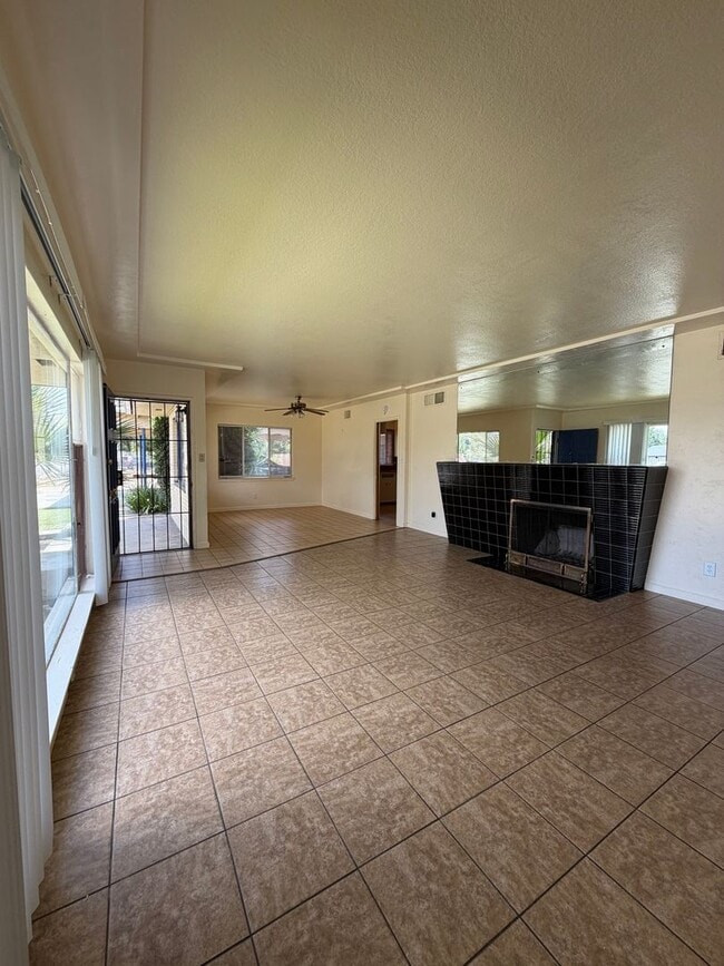 Foto del edificio - Large 3/3 Single-Family Home With Giant Yard