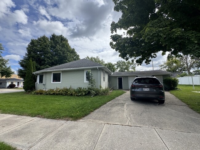 Building Photo - 855 Langlade Ave