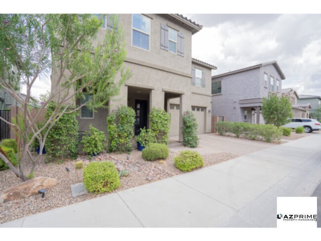 Building Photo - Live Luxuriously in Scottsdale with this s...
