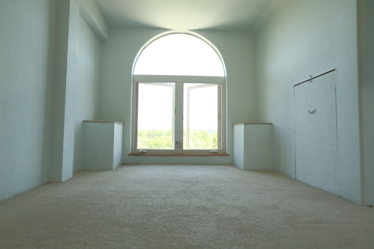 Foto principal - Spacious upper 3-bedroom unit with 2 full ...