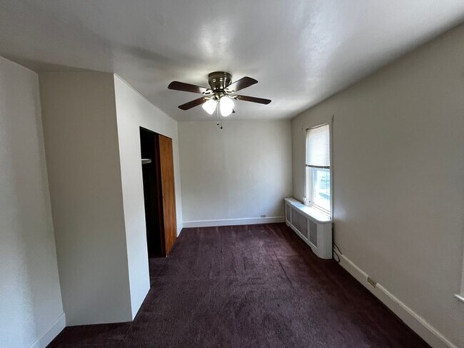Building Photo - 4 Bedroom 1.5 Baths