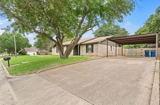 Building Photo - 605 Rolling Hills Dr