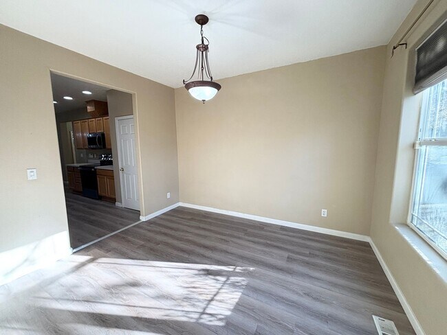 Building Photo - Cute 4 Bedroom Gresham Home!