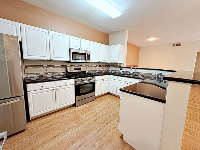 Foto del edificio - 3 BEDROOM CONDO IN  GUARD GATED COMMUNITY