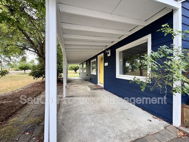 Building Photo - 6543 SE Borwick St
