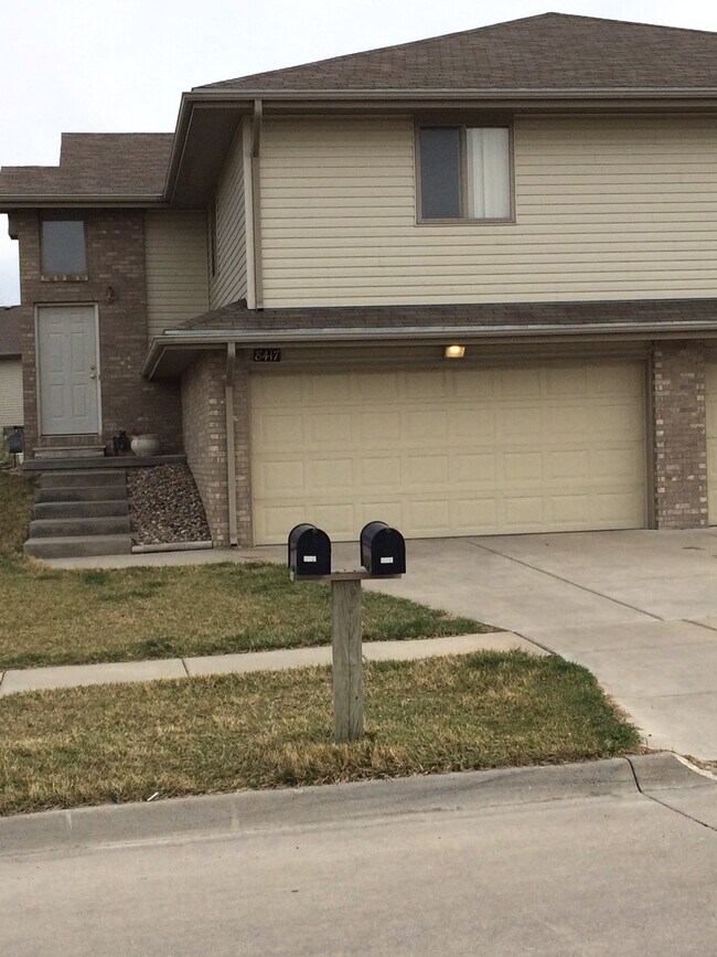Front - 8417 Eagle Crest Rd
