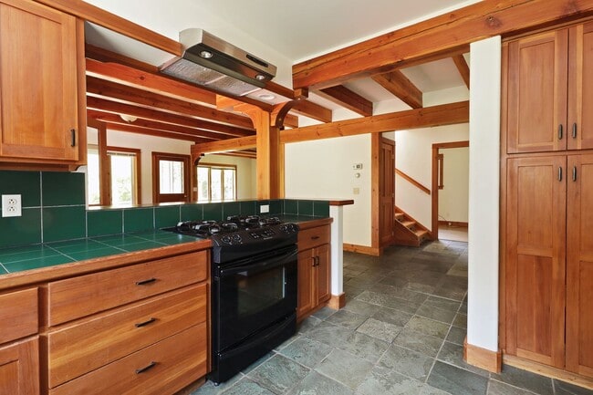 Building Photo - Country Living in Coupeville! Bring your P...
