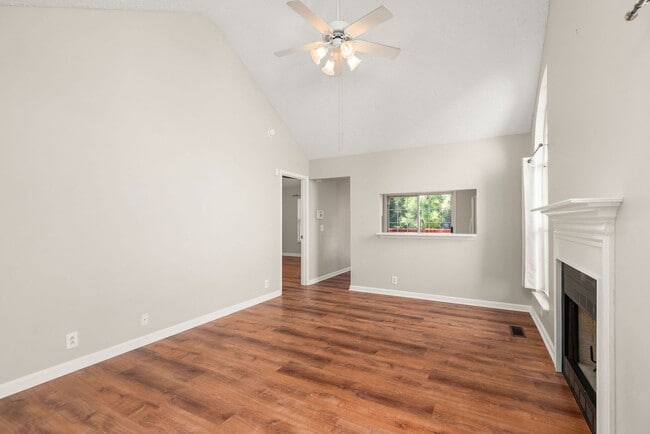 Foto del edificio - Highly sought after Chesney Glen division. 3 bedroom 2.5 Bath home in hermitage.