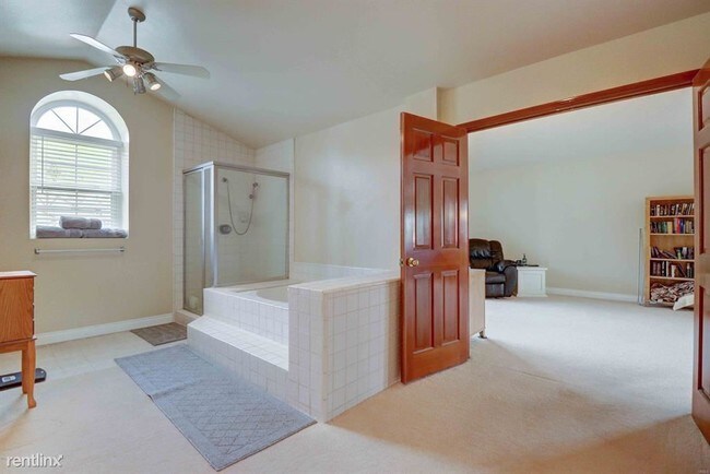 Building Photo - 4 br, 3.5 bath House - 5811 Saint Laurent Dr
