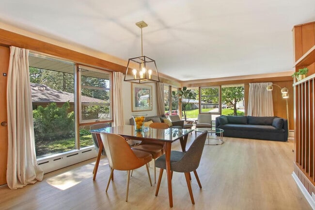 Building Photo - 2401 Hyde Park Ave