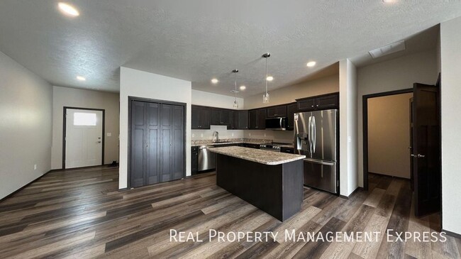 Building Photo - Modern Luxury: 3 Bed, 2.5 Bath