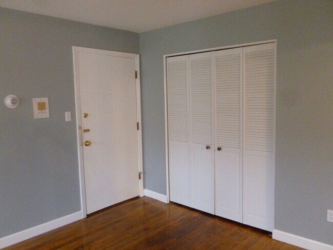 living room entry - 100 W Hickory Grove Rd