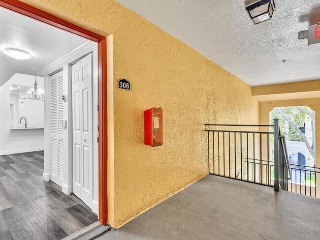 Foto del edificio - 2433 Centergate Dr