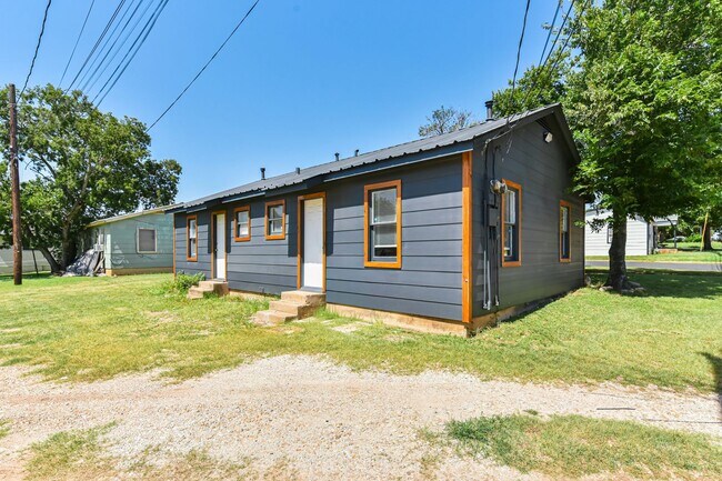 Foto del edificio - Affordable & Updated 1BR Home – Vacant Move-In Ready!