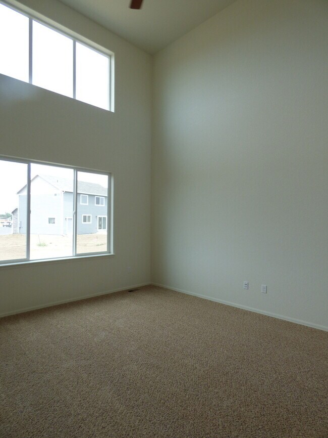 Foto del edificio - Spacious and Beautiful 3 Bed, 2.5 Bath Hom...