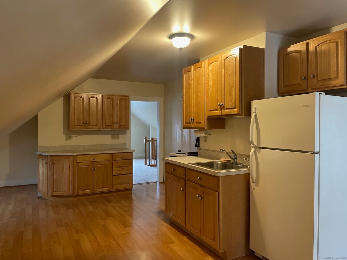 687 Broad St Unit 3rd Floor, Meriden, CT 06450 Room for Rent in