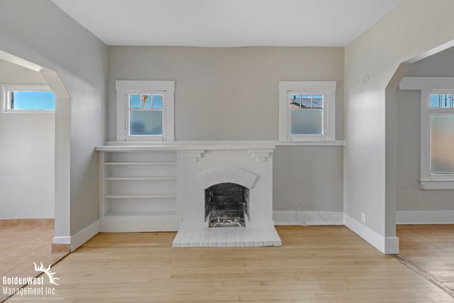 Building Photo - Charming 2Bdm 1Ba Duplex in Greater Corona...