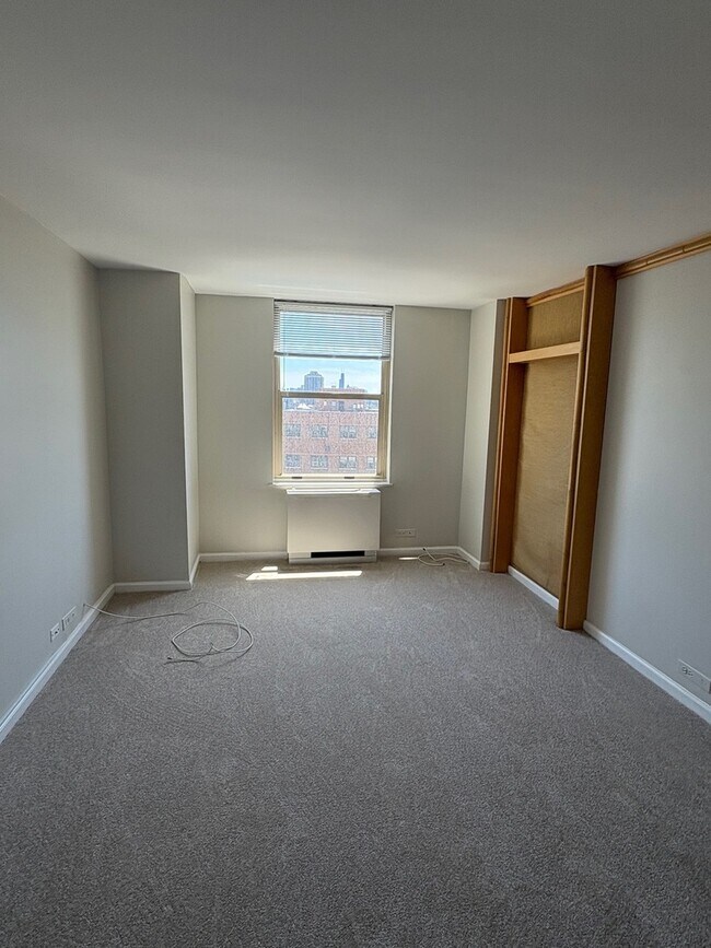 Building Photo - 525 W Hawthorne Pl