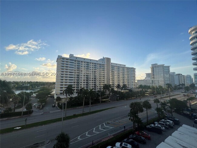 Foto del edificio - 5555 Collins Ave