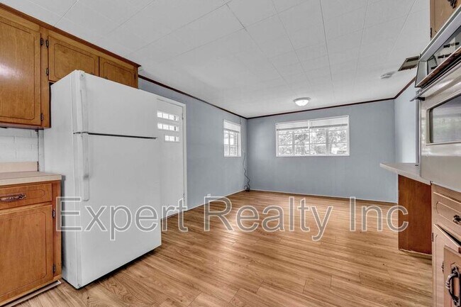 Building Photo - 216 Meadowood Ave