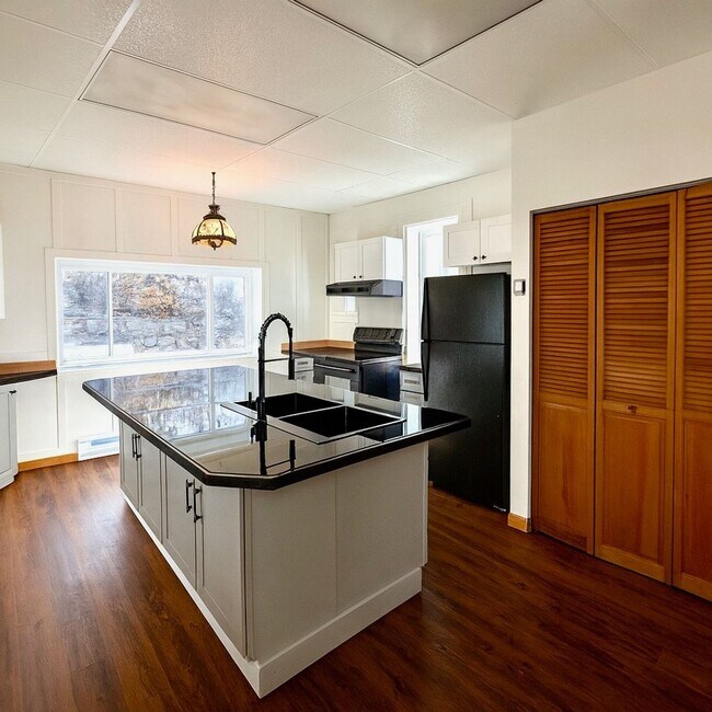 Foto del edificio - 4 Bed 1.5 Bath Victorian Style Single Fami...