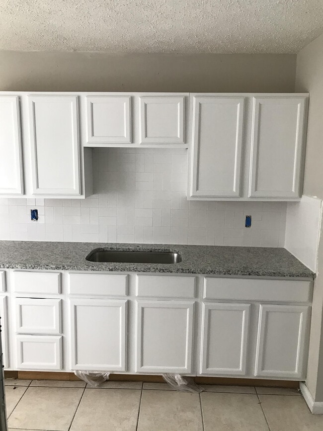 Building Photo - 2524 Red Robin Dr E