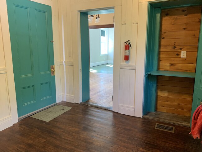 Building Photo - 111 College Ave