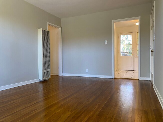 Building Photo - 1860 N Kingsley Dr
