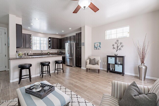 Foto del edificio - 445 W Mountain Sage Dr