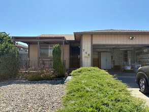 Building Photo - 746 Bronte Ave