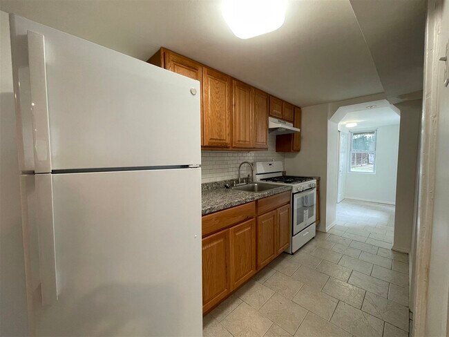 Building Photo - 210 59th St
